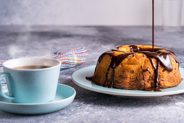 Tasse schwarzen Kaffee und Kuchen mit gießender Schokolade