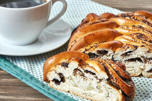 Tasse schwarzen Kaffee und Mohnkuchen