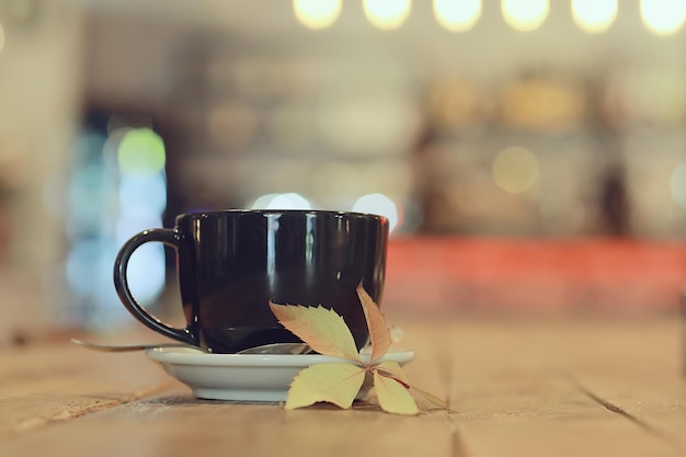 Tasse serviert im Café Kaffee Frühstück im Freien?