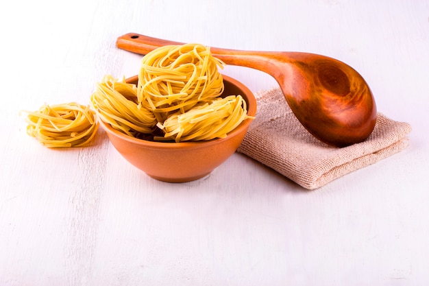 Tasse Spaghetti und ein Holzlöffel