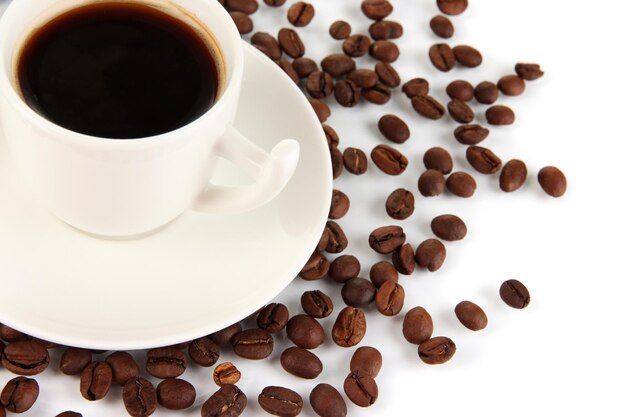 Tasse starken Kaffees lokalisiert auf Weiß