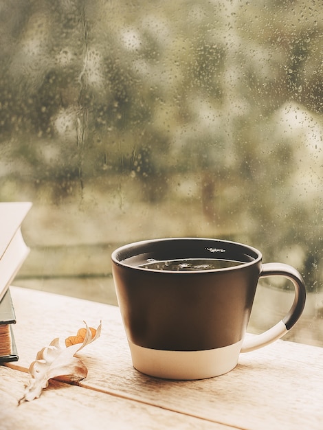 Tasse Tee an einem regnerischen Fenster Herbststimmungstag Blatt