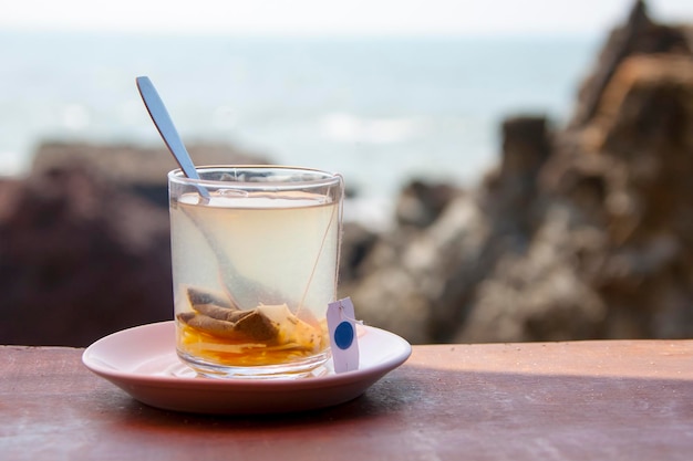 Tasse Tee auf dem Hintergrund von Felsen