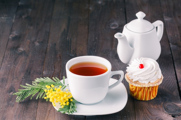 Tasse Tee auf dunklem Tisch