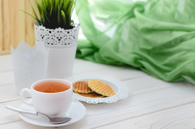 Tasse Tee auf einem wunderschön dekorierten Tisch