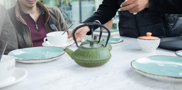 Tasse tee auf holztisch