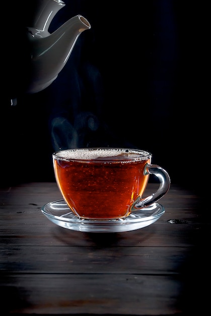 Tasse Tee auf schwarzem Hintergrund