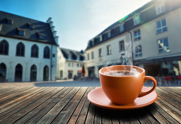 Tasse Tee auf Stadthintergrund