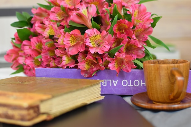 Tasse Tee Blumen und Fotoalbum Morgenkaffee mit Blumen