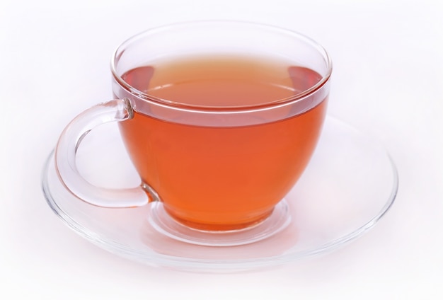 Tasse Tee hautnah auf weißem Hintergrund