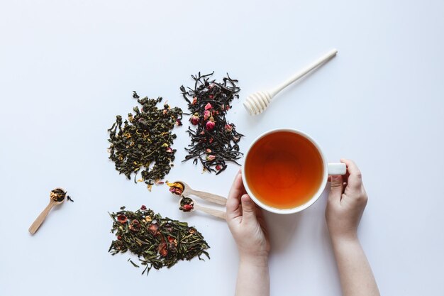 Foto tasse tee in den händen auf weißem hintergrund teezeit