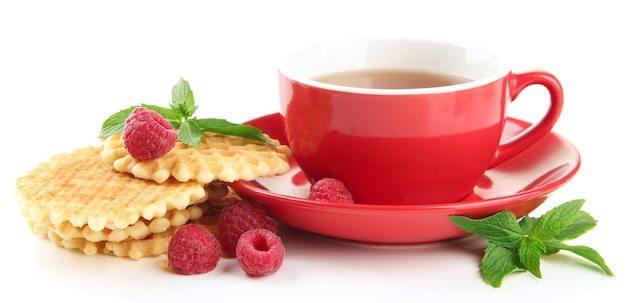 Tasse Tee mit auf Weiß isolierten Kekse