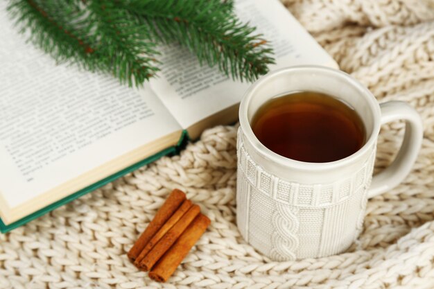 Tasse Tee mit Buch auf Tischnahaufnahme