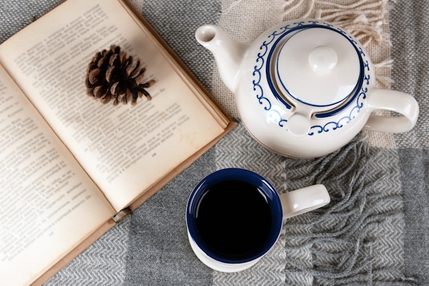 Tasse Tee mit Buch auf Tischnahaufnahme