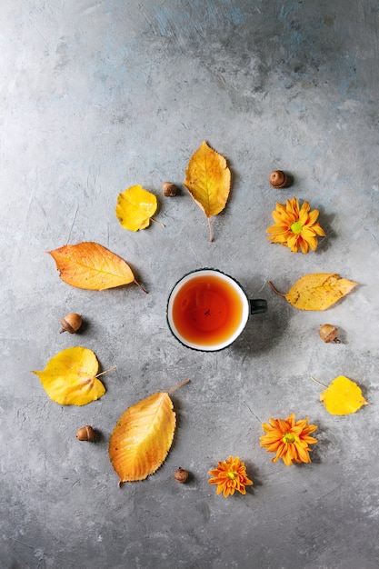 Tasse Tee mit Herbstlaub