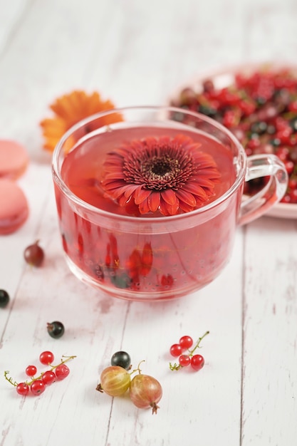 Tasse Tee mit Johannisbeeren