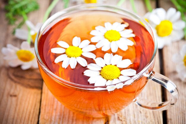 Tasse Tee mit Kamillenblumen