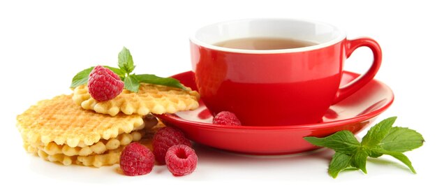 Tasse Tee mit Kekse und Himbeeren, isoliert auf Weiß