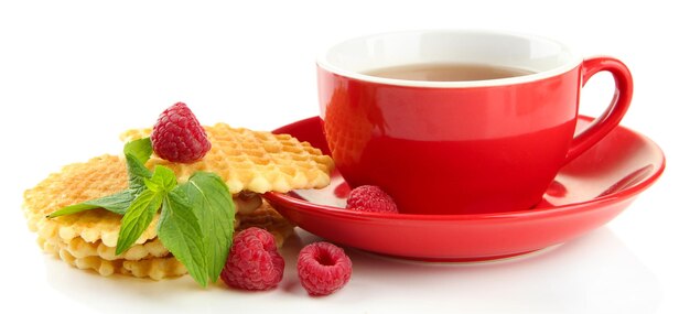 Tasse Tee mit Kekse und Himbeeren, isoliert auf Weiß