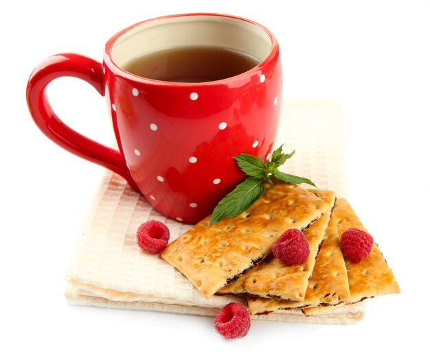 Tasse Tee mit Keksen und Himbeeren lokalisiert auf Weiß
