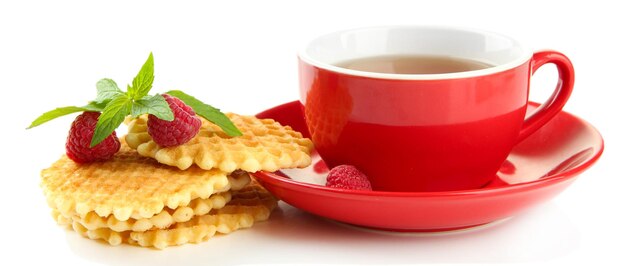 Tasse Tee mit Keksen und Himbeeren lokalisiert auf Weiß