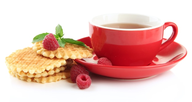 Tasse Tee mit Keksen und Himbeeren lokalisiert auf Weiß