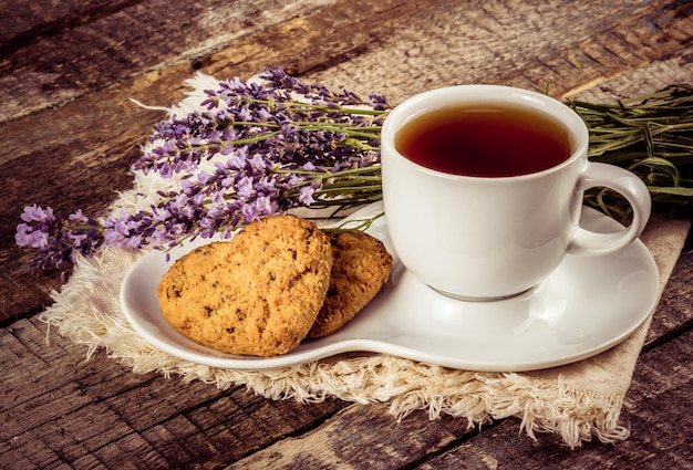 Tasse Tee mit Lavendel und Keksen