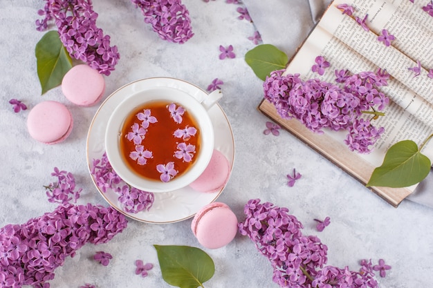 Tasse Tee mit lila Blumen