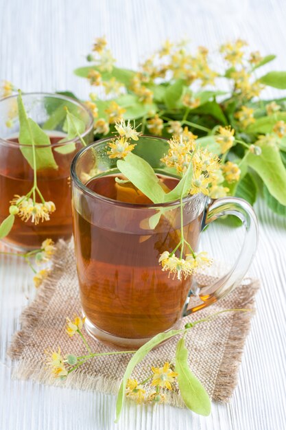 Tasse Tee mit Limettenblume