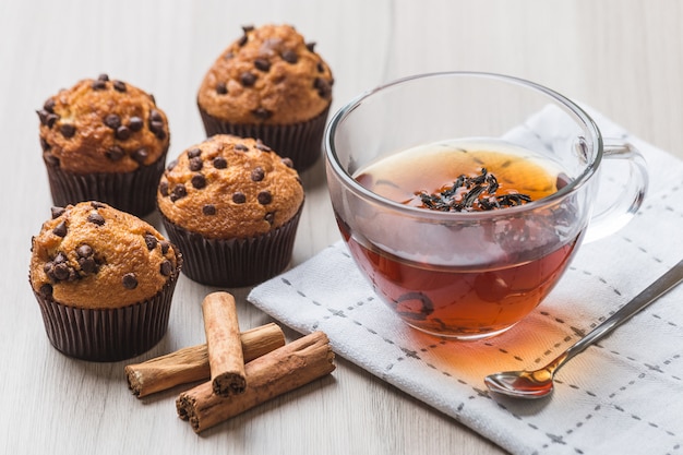 Tasse Tee mit Muffins und Zimt