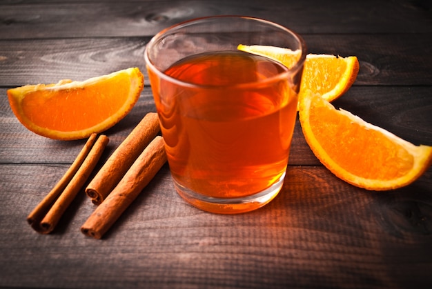 Tasse Tee mit Orange und Zimt