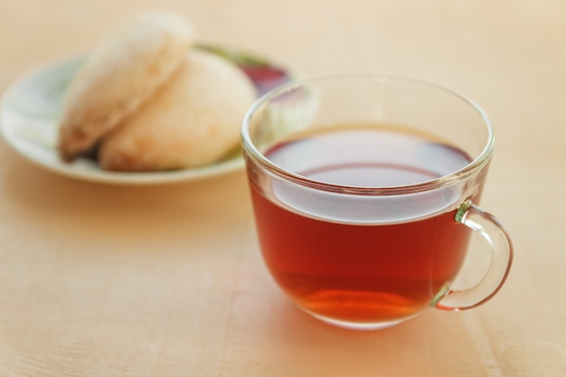 Tasse Tee mit Plätzchen auf Tabelle