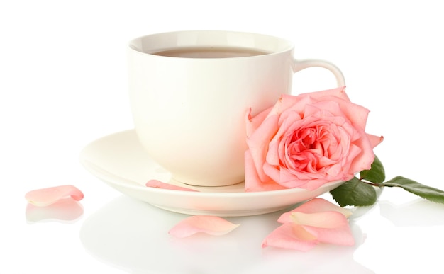 Foto tasse tee mit rose lokalisiert auf weiß