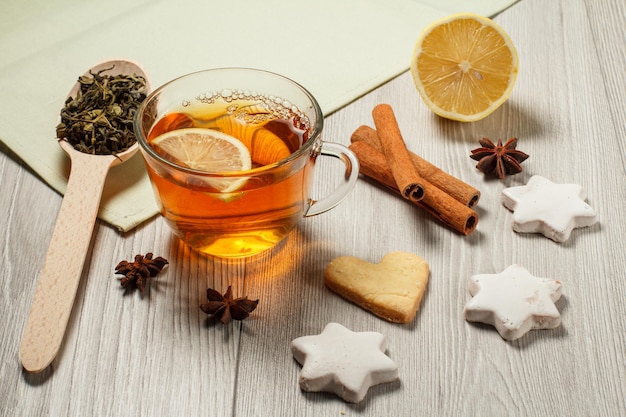 Tasse Tee mit Zitronenlebkuchen in Stern und Zimt