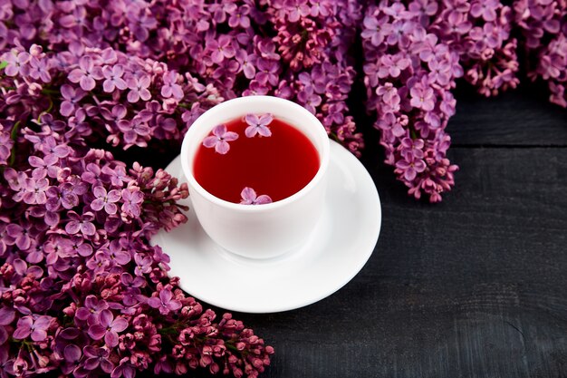 Tasse Tee und Blumenstraußflieder