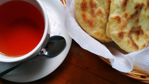 Tasse Tee und Brotkuchen