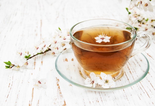 Tasse Tee und Frühlingsblüte