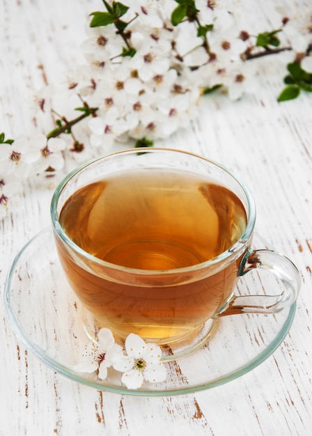 Tasse Tee und Frühlingsblüte