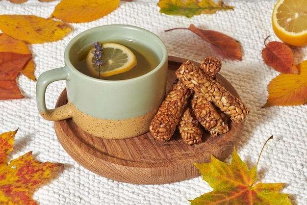 Tasse Tee und Herbstlaub