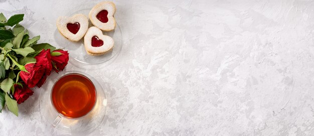 Tasse Tee und Herz formten Plätzchen für Valentinstag