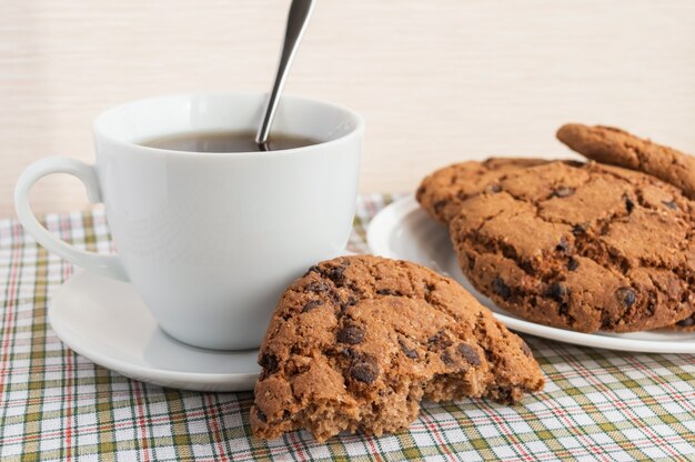 Tasse Tee und Schokoladenkekse zum Frühstück.