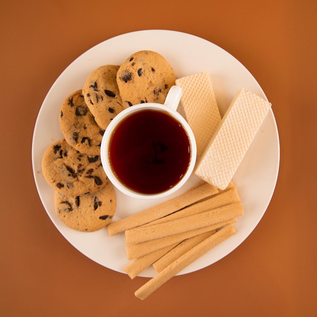 Tasse Tee und Süßigkeiten