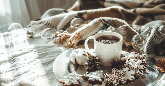 Tasse Tee und Weihnachtsplätzchen