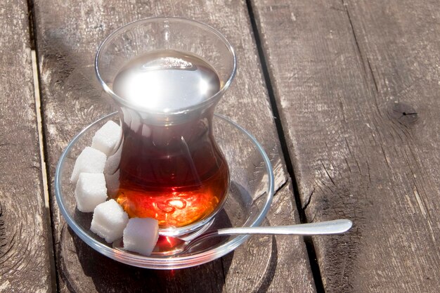 Tasse türkischen Tee am Morgen am Meer