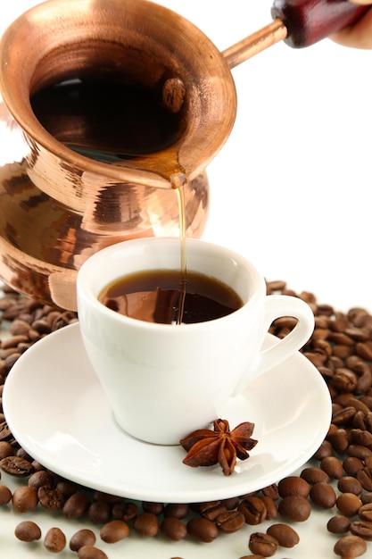 Tasse und Kanne Kaffee und Kaffeebohnen, isoliert auf weiss