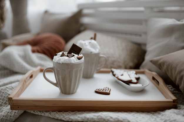 Tasse Weihnachtsgetränk in gemütlicher Atmosphäre