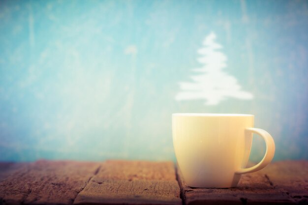 Tasse weiß auf Holz cristmas der Tasse