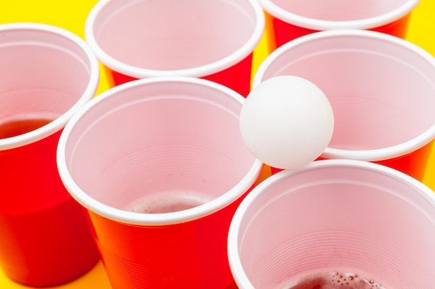 Tassen für Bier Pong auf dem Tisch