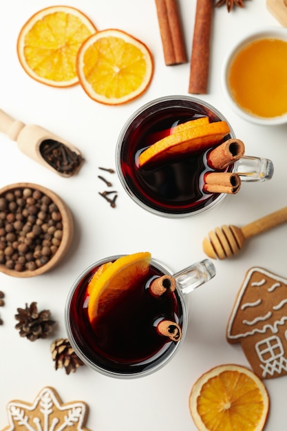 Tassen Glühwein und Zutaten