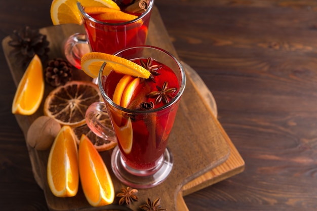 Tassen Glühwein. Zutaten für einen Cocktail. Heiße Wintergetränke auf Sektbasis.